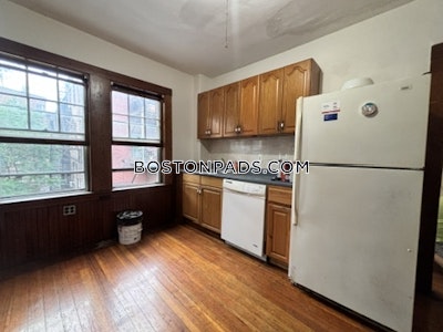 Brookline 3 Bed 1 Bath BROOKLINE- BROOKLINE VILLAGE $3,400  Brookline Village - $3,400 No Fee